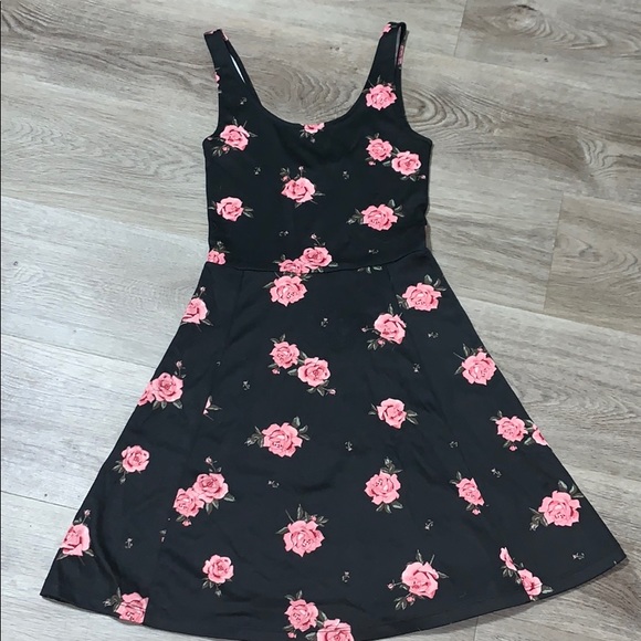 H&M Dresses & Skirts - Time to go!